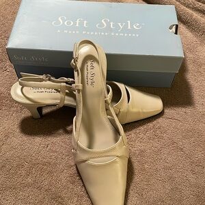 Soft Style by Hush Puppies closed toe shoes. Bone Smooth/Snake. Size 8 Medium.